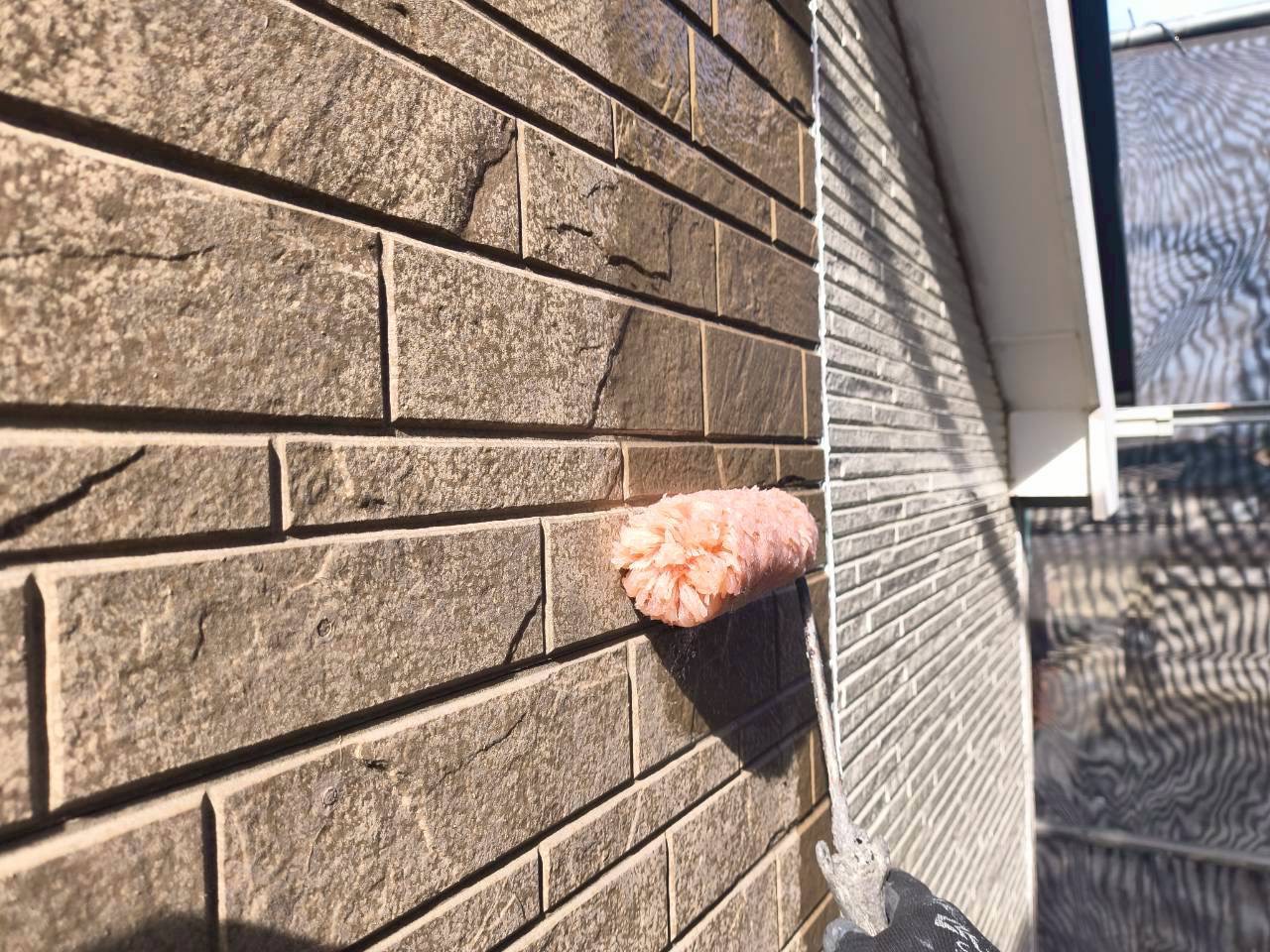 石目柄のサイディングにプライマー塗装